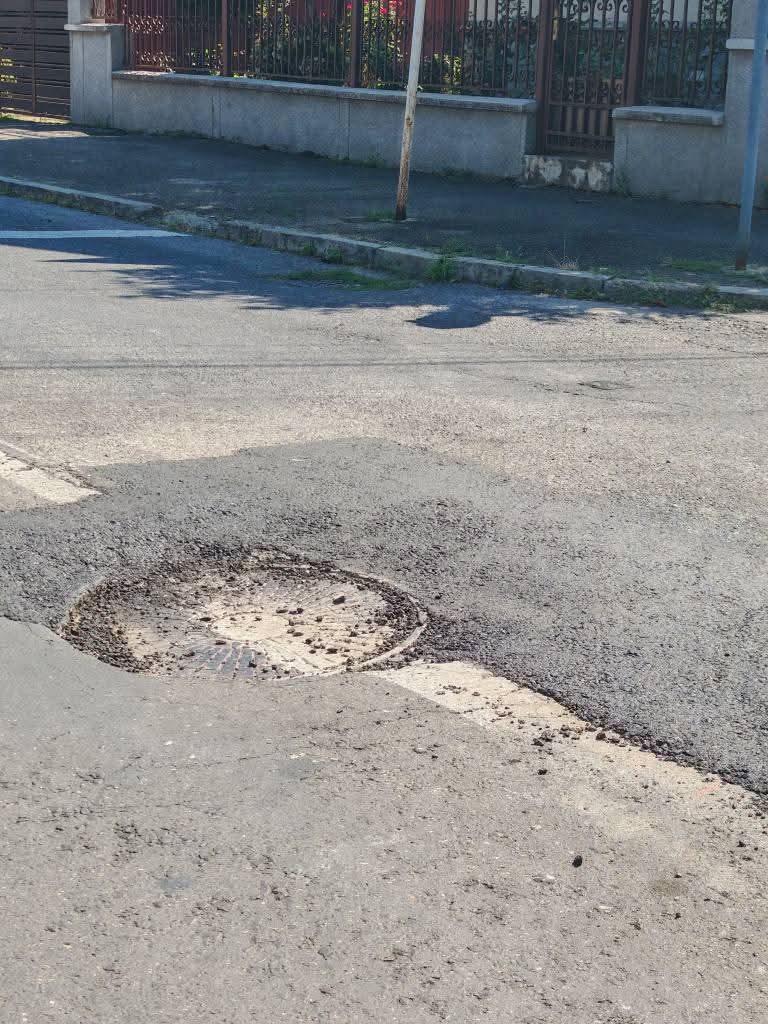Șoferii își rup mașinile pe strada Lupeni, proaspăt „reabilitată”. Curg mesajele ploieștenilor nemulțumiți, pe rețelele de socializare