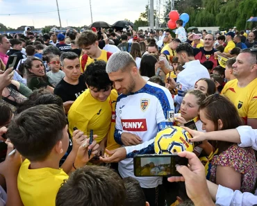 Fanii și echipa națională. Suporterii vor avea parte de surprize în cantonamentul României