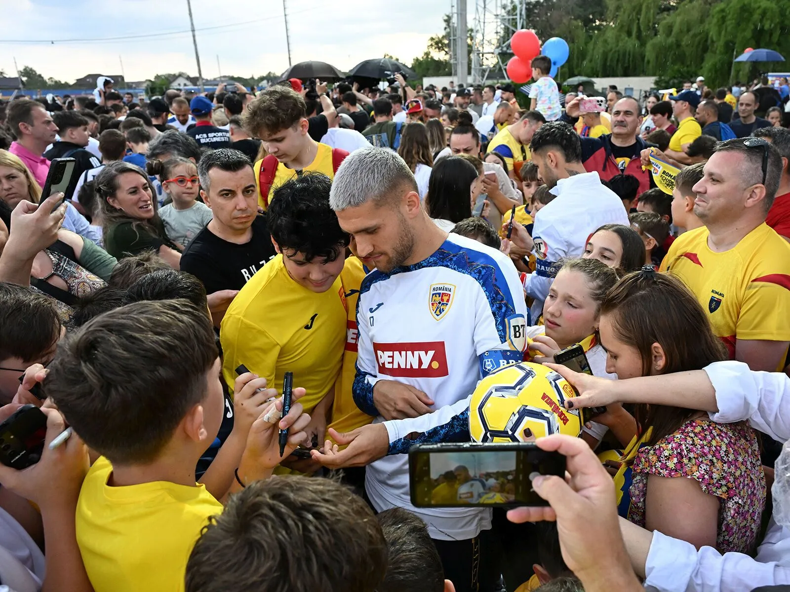 Fanii și echipa națională. Suporterii vor avea parte de surprize în cantonamentul României