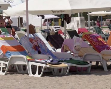 Poliția din Croația confiscă prosoapele folosite pentru „rezervarea” locurilor pe plajă