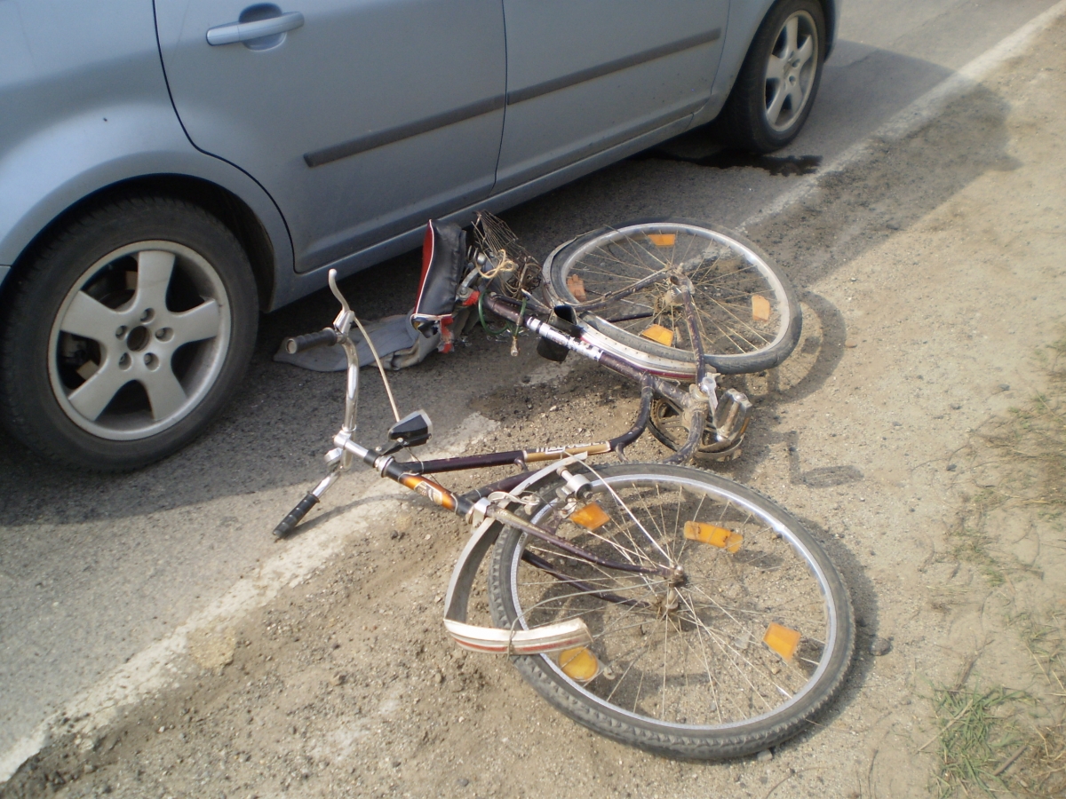Tragedie în Prahova. Un bărbat care mergea pe lângă bicicletă a fost lovit mortal de o mașină, la Urlați