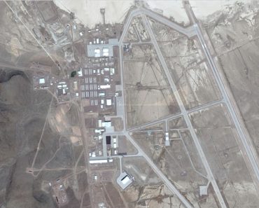 Activitate misterioasă în Zona 51 – Avion secret surprins la celebrul Hangar 18