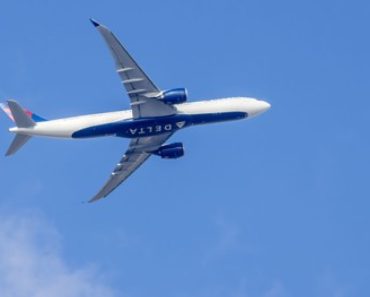 Zbor transformat în coşmar, după ce pilotul s-a îmbolnăvit: Pasagerii au fost nevoiţi să petreacă mai mult de 24 de ore în avion