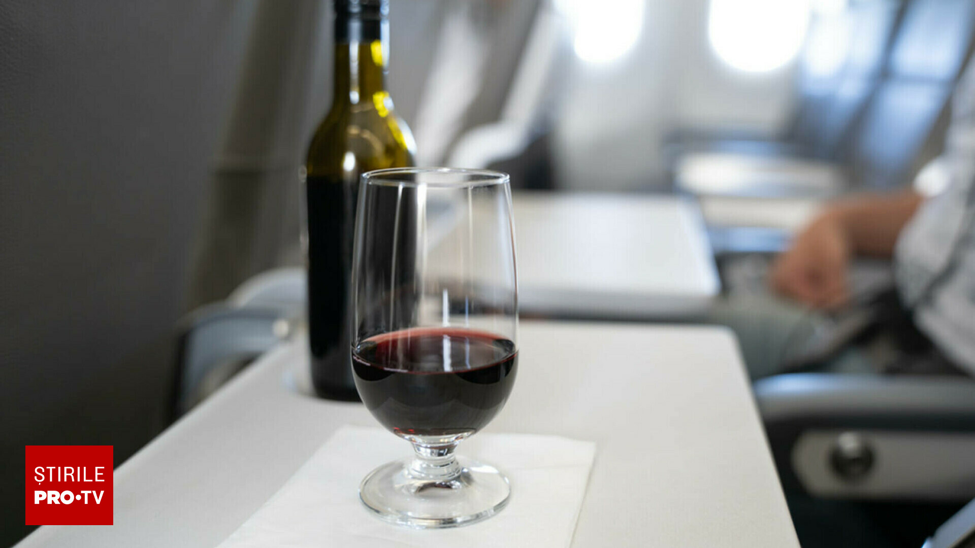 Un pasager beat a fost încătușat pe Aeroportul Otopeni, după ce a făcut scandal într-un avion Bruxelles-București