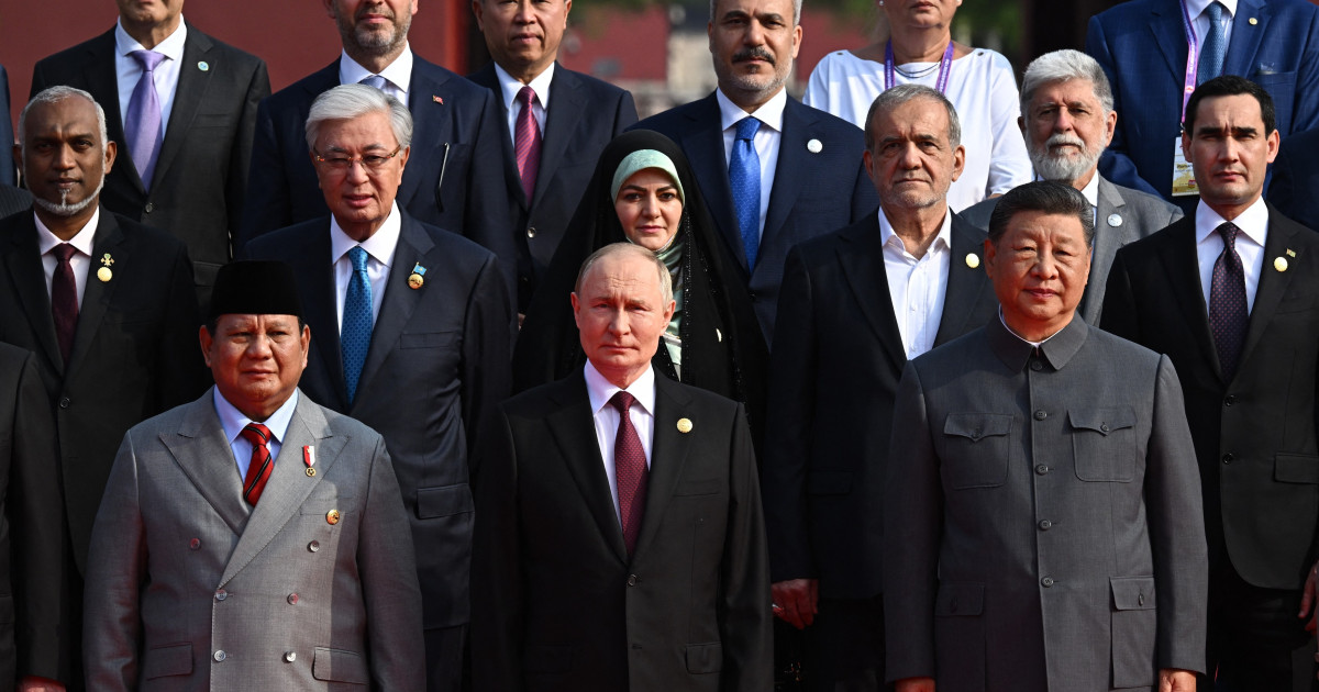 Ce scrie presa occidentală despre imaginile de la parada dictatorilor, unde a aparut și Adrian Năstase