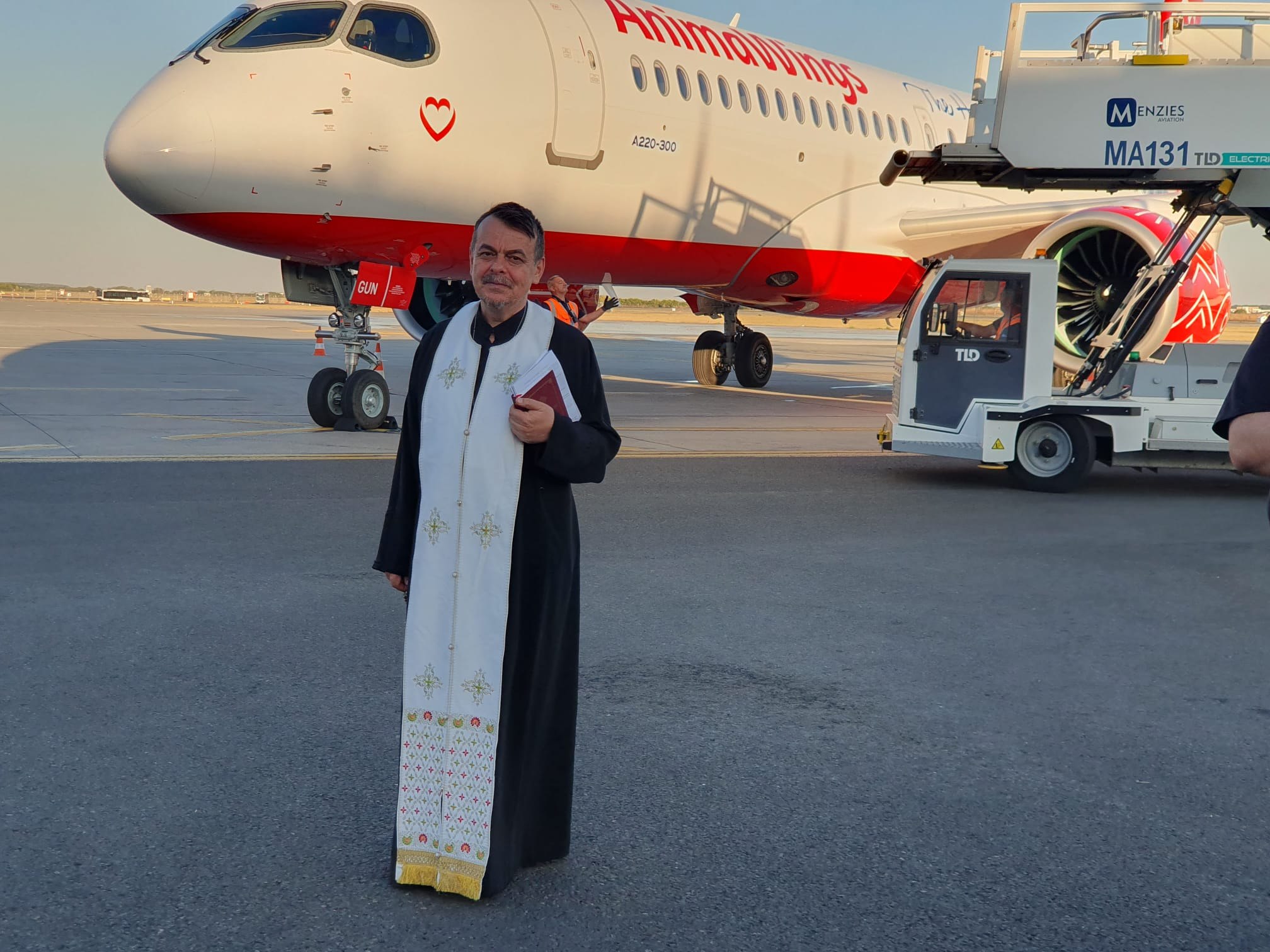 Slujbă inedită pe Aeroportul Otopeni! Un avion Airbus A 220-300, botezat și sfințit de preotul Petru din Cluj