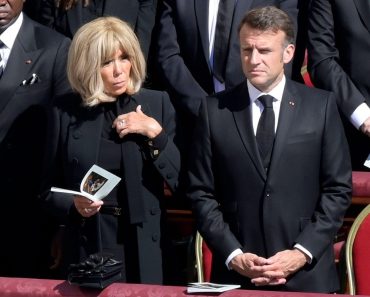 Preşedintele Franţei, pregătit să demonstreze că soția sa este femeie. Brigitte, acuzată că s-ar fi născut băiat Preşedintele Franţei, pregătit să demonstreze că soția sa este femeie. Brigitte, acuzată că s-ar fi născut băiat