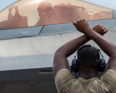 Un avion F-22 Raptor al Forțelor Aeriene ale SUA a făcut cea mai lungă lansare a unei rachete aer-aer din istorie
