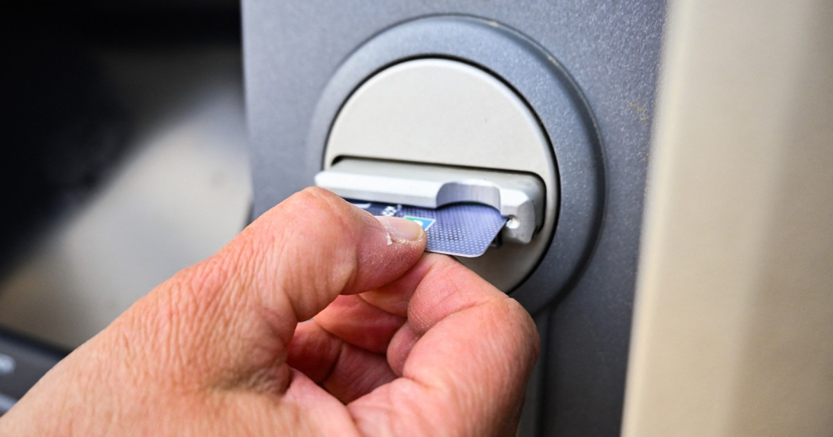 Tânăr păcălit de prietenii cu care a mers în vacanță la mare: i-au furat cardul și au scos de pe el 95.000 de lei