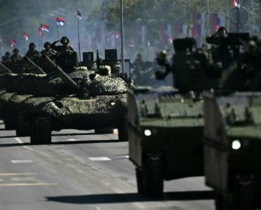Serbia a organizat o paradă militară de amploare, descrisă drept „cea mai mare demonstrație de forță militară a țării” | FOTO