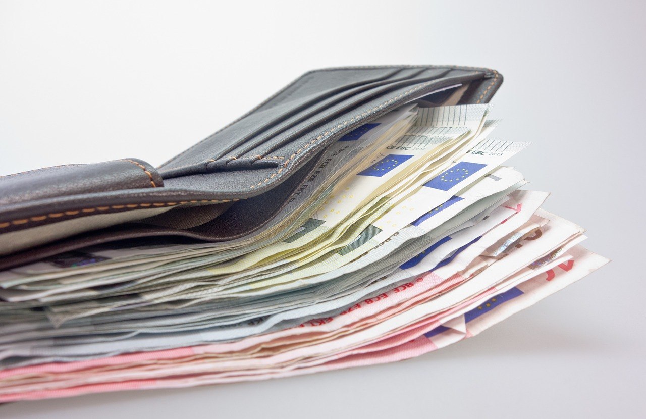Plăți istorice din pensiile private. Românii și-au scos masiv banii înainte de aplicarea taxei CASS