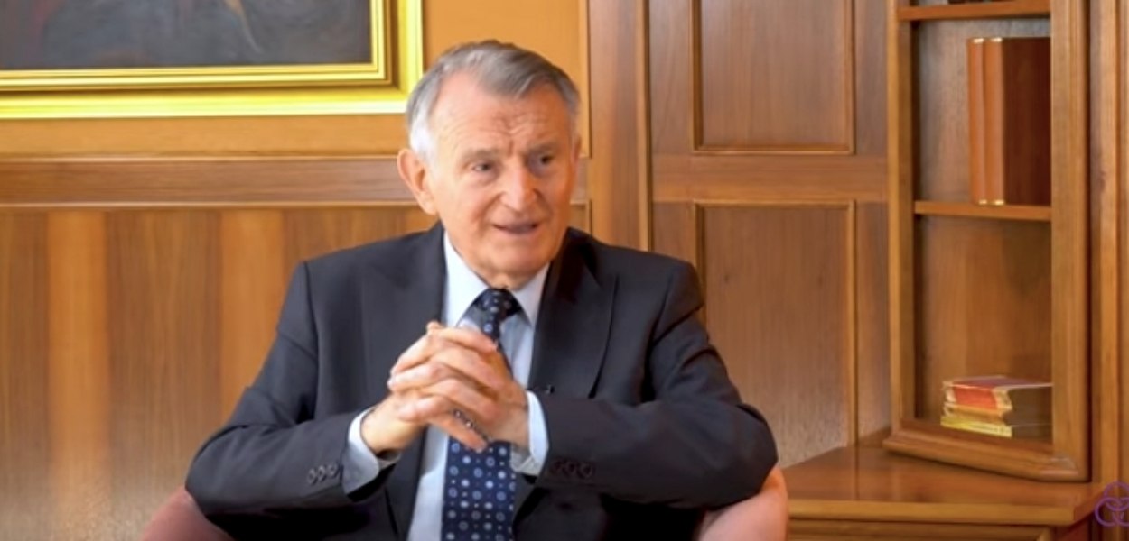Celebrul medic Virgiliu Stroescu a dezvăluit ce alimente îl mențin sănătos la 77 de ani. Din ce își prepară ciocolata: „De 10 ori mai sănătos decât cacao” Celebrul medic Virgiliu Stroescu a dezvăluit ce alimente îl mențin sănătos la 77 de ani. Din ce își prepară ciocolata: „De 10 ori mai sănătos decât cacao”