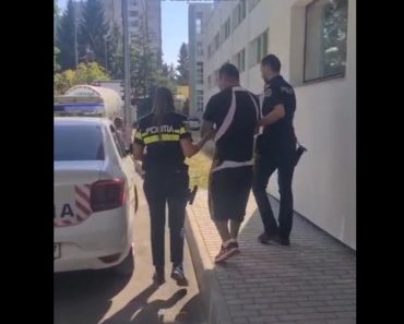 VIDEO: Prahoveni reținuți pentru șantaj. Imagini cu unul dintre suspecți încătușat