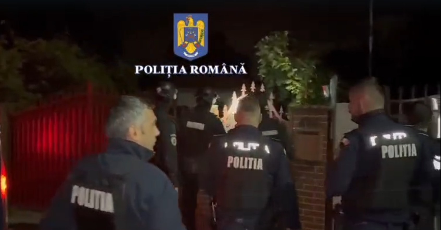 VIDEO: Percheziții la Șirna. Cinci persoane au avariat o mașină