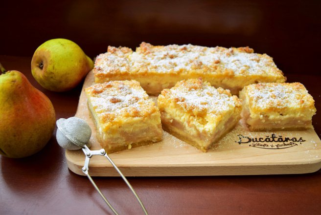 Desert prajitura cu pere de toamna si crema de branza cu aroma de vanilie Desert prajitura cu pere de toamna si crema de branza cu aroma de vanilie
