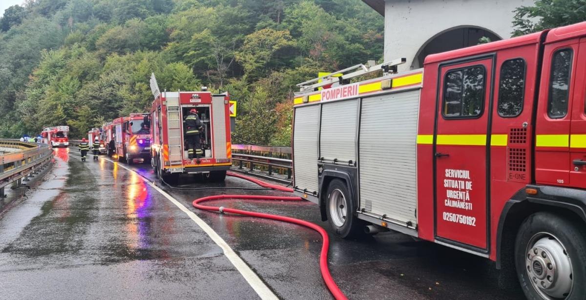 Incendiu la Mănăstirea Cozia Veche. Pompierii intervin cu mai multe autospeciale pentru a salva chiliile istorice. Traficul pe DN 7 este restricționat Incendiu la Mănăstirea Cozia Veche. Pompierii intervin cu mai multe autospeciale pentru a salva chiliile istorice. Traficul pe DN 7 este restricționat