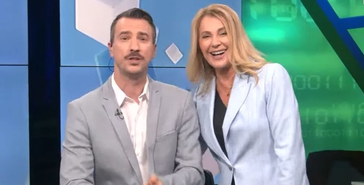 O apariție neașteptată în studioul Euronews. Un prezentator s-a trezit cu Nadia Comăneci în direct peste el. Cum a reacționat? O apariție neașteptată în studioul Euronews. Un prezentator s-a trezit cu Nadia Comăneci în direct peste el. Cum a reacționat?