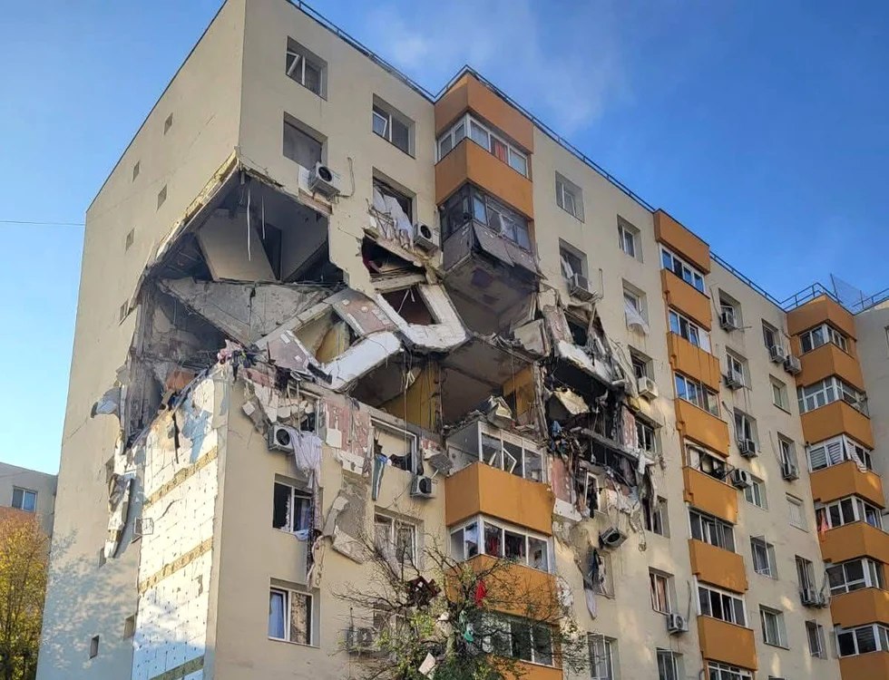 Explozie devastatoare într-un bloc din Capitală. 2 persoane au murit. Două etaje au fost distruse, iar mașinile din parcare zdrobite UPDATE