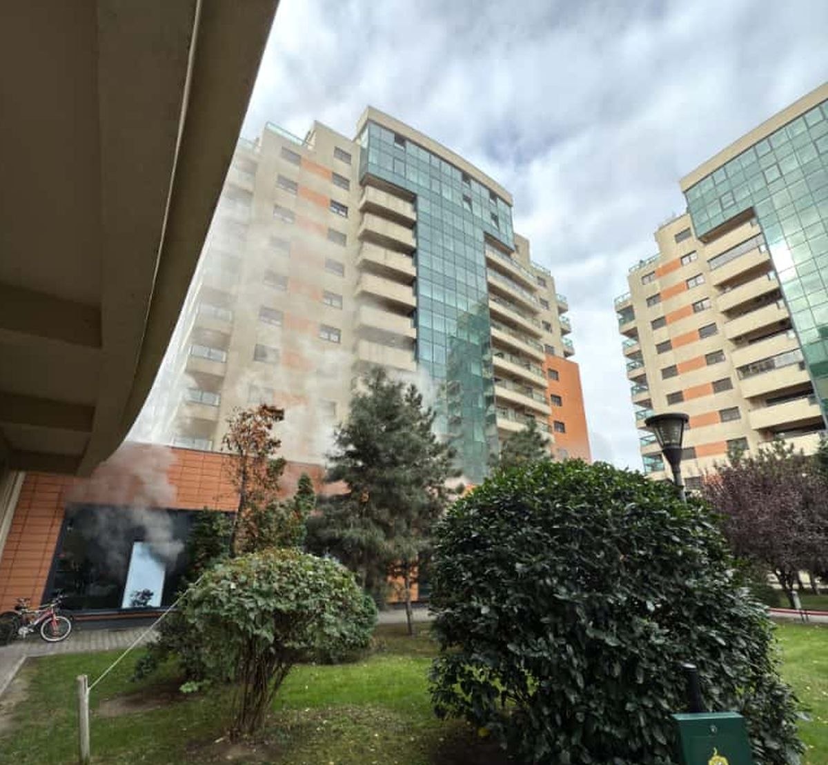 Incendiu în zona Grozăvești din Capitală. Mai multe clădiri afectate printre care și blocul vedetelor. A fost emis mesaj Ro-Alert