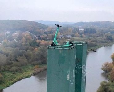 Trotinetă electrică găsită „parcată” la 40 de metri deasupra solului, pe un pod din Polonia