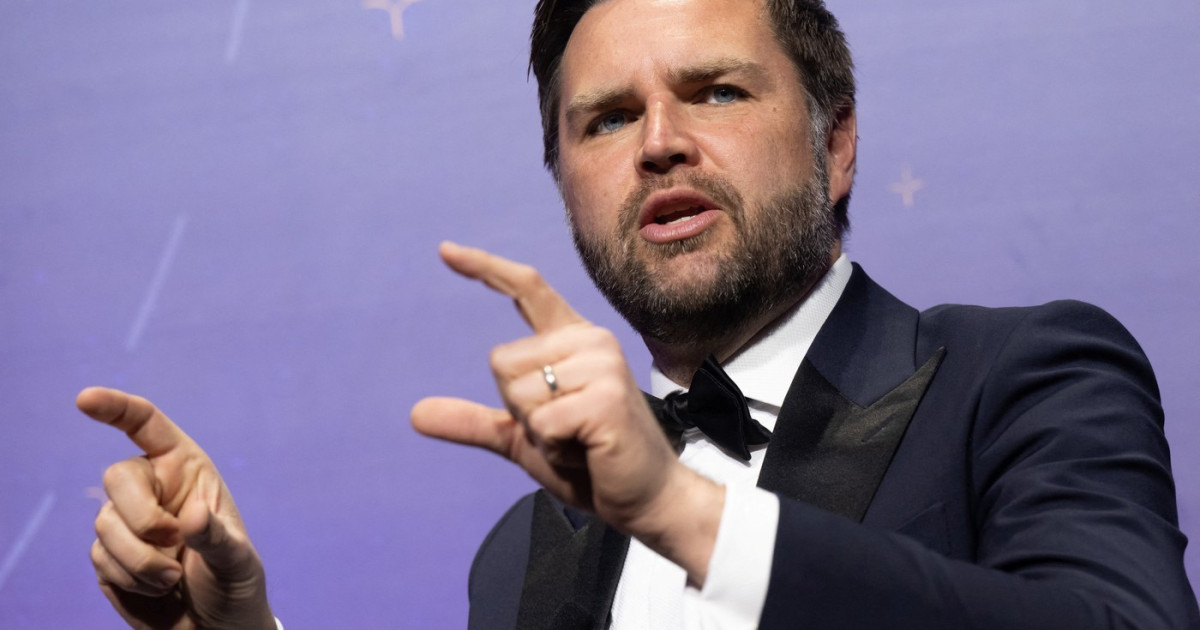 JD Vance, sub tirul artileriei SUA. Un proiectil explodat prematur a avariat mai multe vehicule din coloana oficială vicepreședintelui