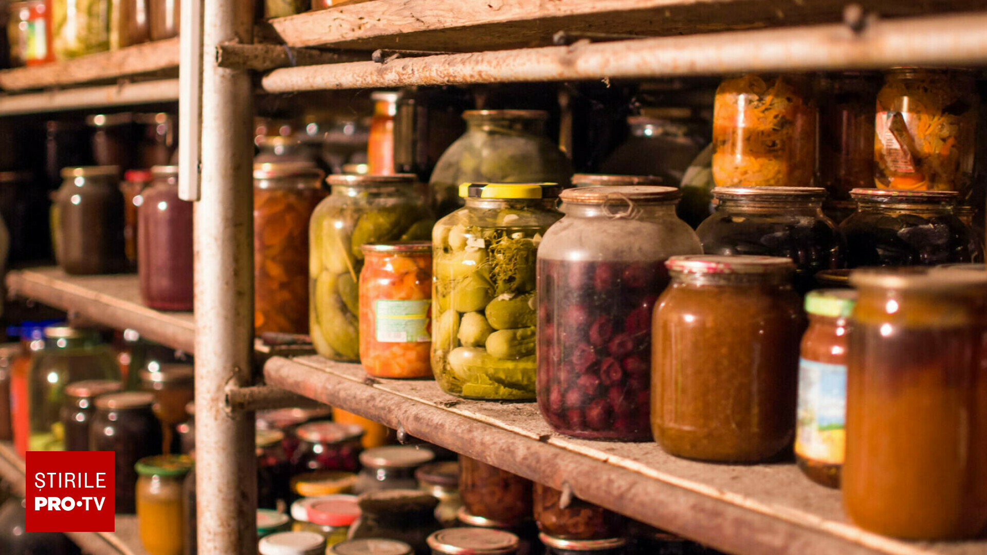 Conserve pentru iarnă. Ce nu trebuie să lipsească din cămara unei gospodine. Idei de rețete de murături, dulceață și zacuscă Conserve pentru iarnă. Ce nu trebuie să lipsească din cămara unei gospodine. Idei de rețete de murături, dulceață și zacuscă