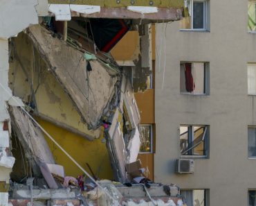 Revoltă în rândul locatarilor afectați de explozia din Rahova. Statul propune reconstrucția și redarea în chirie a apartamentelor Revoltă în rândul locatarilor afectați de explozia din Rahova. Statul propune reconstrucția și redarea în chirie a apartamentelor