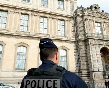 „Am văzut ceva foarte violent”. Mărturiile unei agente de pază care a fost prinsă în mijlocul marelui jaf de la Luvru