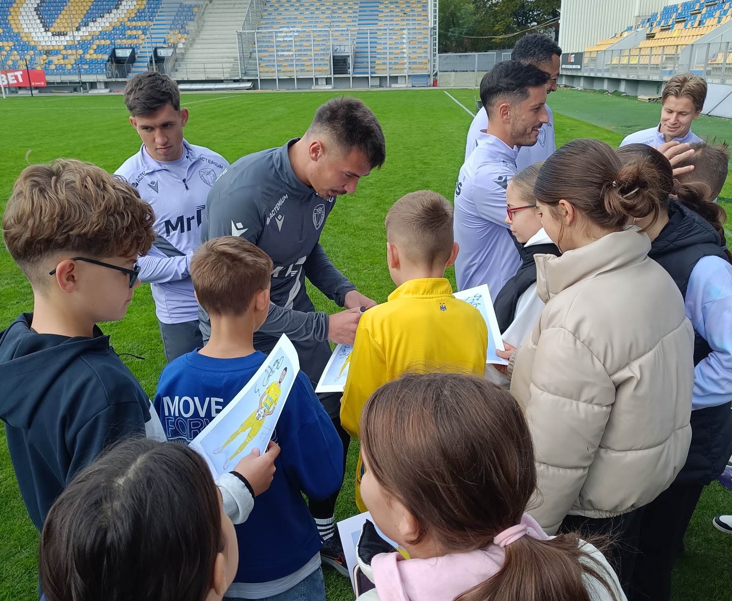 Fotbaliștii Petrolului s-au mai relaxat cu ajutorul copiilor Fotbaliștii Petrolului s-au mai relaxat cu ajutorul copiilor