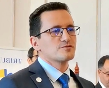 GUVERNUL TRATEAZA MAGISTRATII CA PE DUSMANII DE CLASA – Judecatorul CSM Alin Ene nu iarta regimul Bolojan: „Executivul a vazut in scrisoarea Comisiei Europene un cec in alb pentru a modifica orice in statutul magistratilor. Doar al magistratilor, nu al tuturor beneficiarilor de pensii de serviciu, pentru ca, deh, dusmanul de clasa…”