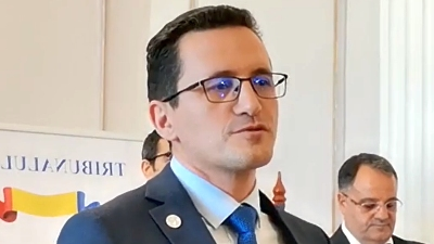 GUVERNUL TRATEAZA MAGISTRATII CA PE DUSMANII DE CLASA – Judecatorul CSM Alin Ene nu iarta regimul Bolojan: „Executivul a vazut in scrisoarea Comisiei Europene un cec in alb pentru a modifica orice in statutul magistratilor. Doar al magistratilor, nu al tuturor beneficiarilor de pensii de serviciu, pentru ca, deh, dusmanul de clasa…”