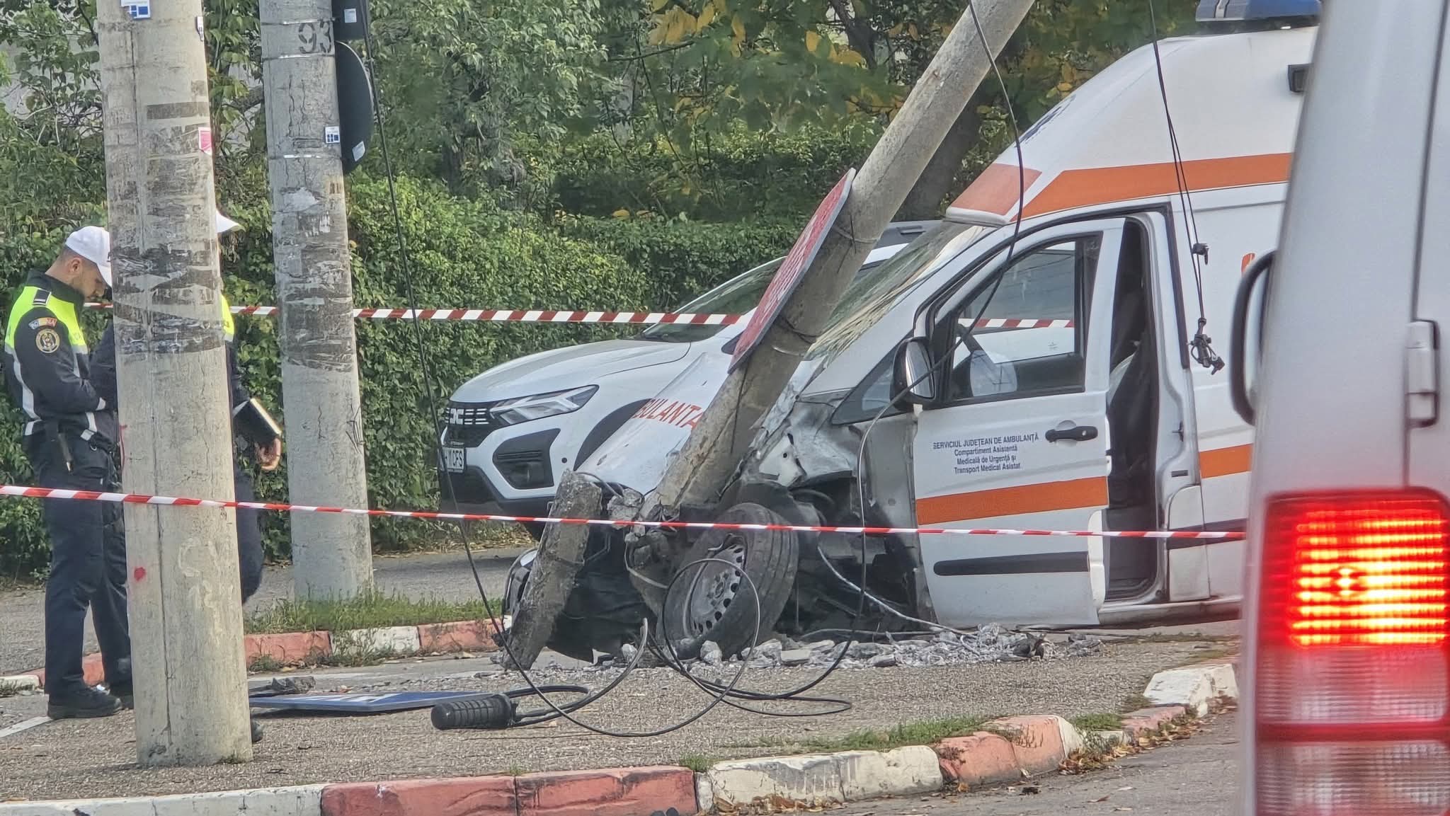 Accident grav în Malu Roșu. O Ambulanță a intrat în plin într-un stâlp
