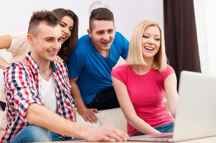Click, Pariază, Repetă: Cum Tinerii din România Transformă Cazinourile Online în Divertisment de Zi cu Zi