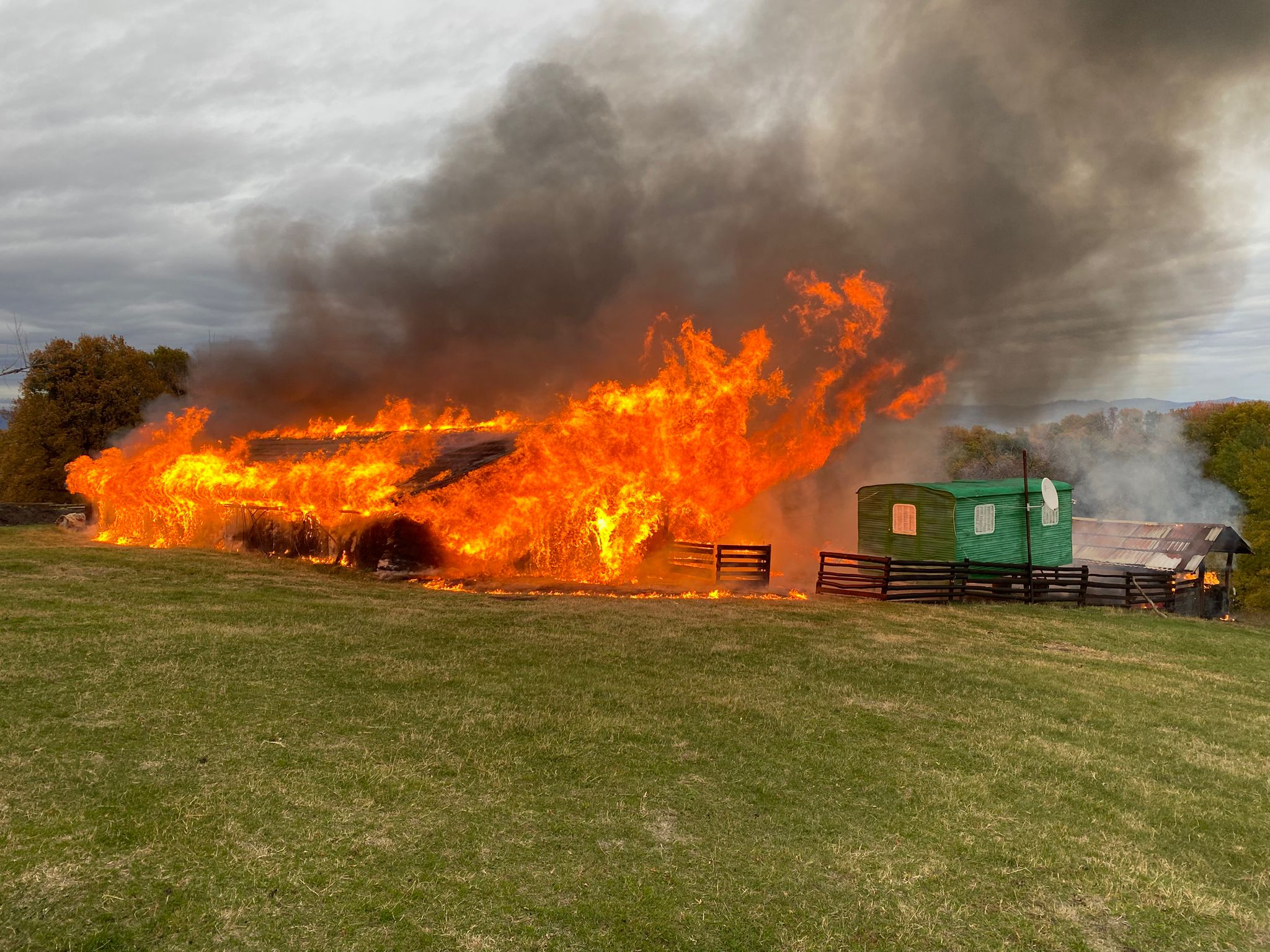 O femeie a murit într-un incendiu la Drăgănești. Pompierii au găsit-o carbonizată