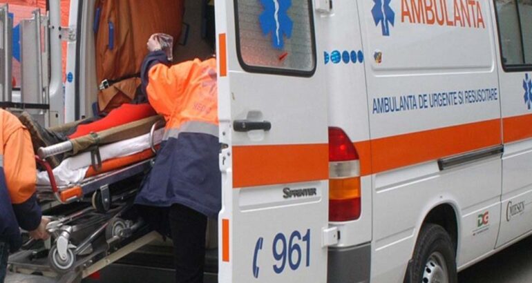 Accident la Bucov, pe DN 1B. O șoferiță a lovit o femeie care mergea pe carosabil