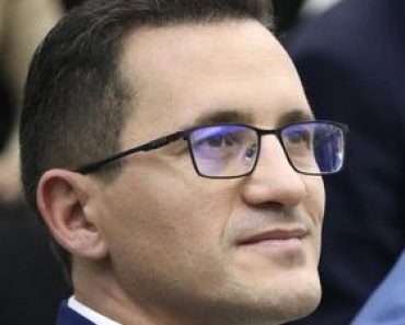 Judecatorul CSM Alin Ene reactioneaza dupa ce vicepremierul Kelemen Hunor a dezvaluit ca proiectul de lege privind pensiile magistratilor a fost trimis “informal” la CCR inainte de adoptare: “O incalcare mai flagranta a principiilor statului de drept e greu de imaginat – poate doar daca proiectul ar fi fost redactat direct de catre un judecator al CCR. Sau… Cine stie? Poate urmeaza sa aflam oficial si asta”