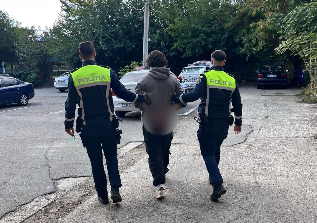 VIDEO: Tânăr încătușat și reținut în Ploiești, după o cursă care s-a terminat într-un gard