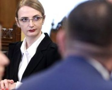 MESAJUL LIEI SAVONEA – “Corpul magistratilor nu abdica in fata presiunilor… O justitie dependenta de vointa politica de moment isi pierde forta de a garanta, pe termen lung, supravegherea statului de drept… Dorim sa gasim impreuna o iesire din criza, dar fara a compromite pilonii pe care se sprijina statul de drept”