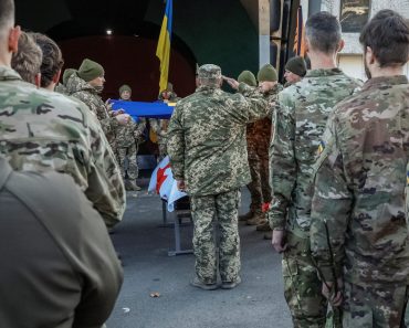 Gafă mortală a armatei ucrainene. Piloți de elită au fost uciși de o rachetă balistică în timp ce erau decorați în aer liber
