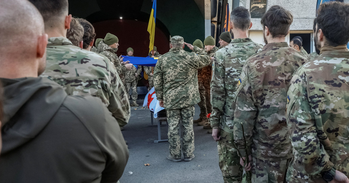 Gafă mortală a armatei ucrainene. Piloți de elită au fost uciși de o rachetă balistică în timp ce erau decorați în aer liber