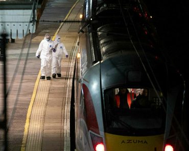 Atac armat într-un tren din Londra. Martorii povestesc cum se ascundeau în toalete pentru a scăpa: „Sângele era peste tot”
