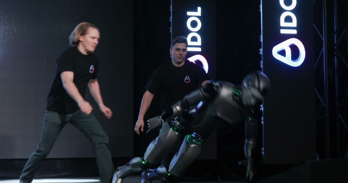 Rusia și-a prezentat primul robot umanoid cu AI. A intrat triumfal pe scenă, dar a căzut în cap după doar 15 secunde