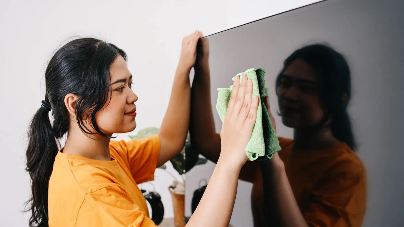 Cum se curăță praful de pe un televizor. Cu acest truc nu va trebui să-l mai curățați o lună întreagă