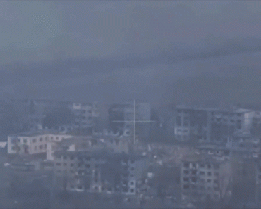 Imagini apocaliptice din Ucraina. Momentul în care o bombă spulberă un întreg bloc de locuințe în „Orașul păcii”