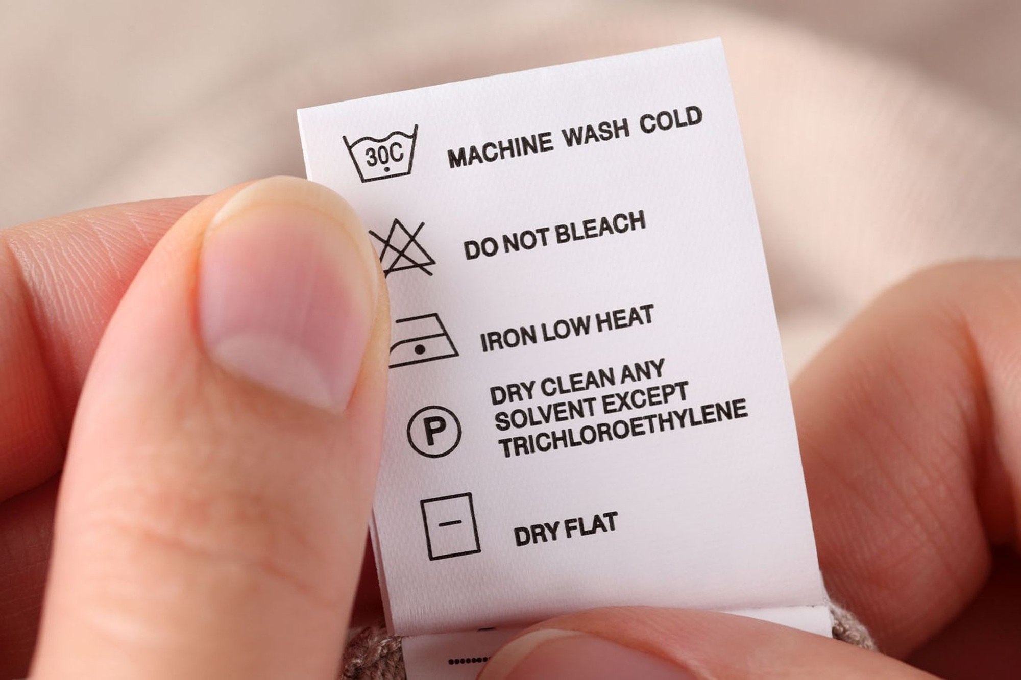 Ce înseamnă triunghiul de pe eticheta hainelor. E important, dar mulți îl ignoră și își strică hainele Ce înseamnă triunghiul de pe eticheta hainelor. E important, dar mulți îl ignoră și își strică hainele