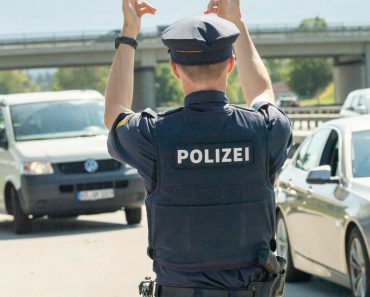 Un șofer român a fost prins circulând cu o viteză de 221 km/h pe o autostradă din Austria. Ce a pățit când a fost oprit