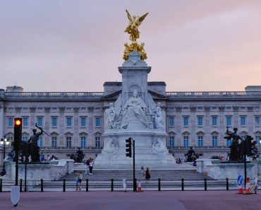 Mai mulţi turişti au fost înşelaţi de o reclamă falsă, generată cu AI, care anunța un târg de Crăciun la Palatul Buckingham