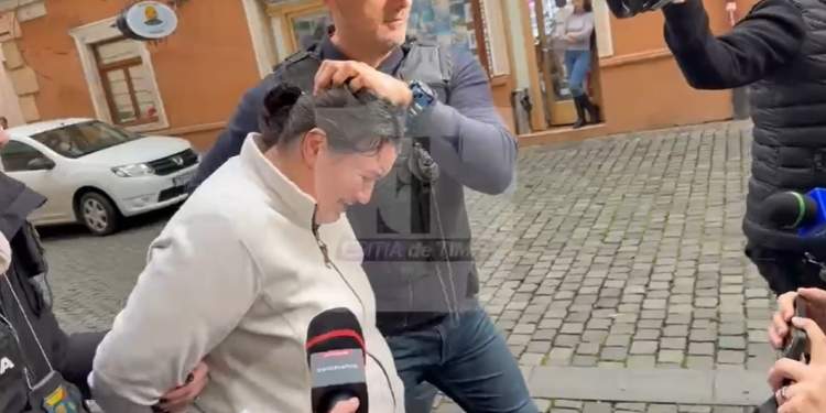 Ea este femeia din Timișoara care și-a înjunghiat fiica de 10 ani! Ce a declarat după gestul revoltător Ea este femeia din Timișoara care și-a înjunghiat fiica de 10 ani! Ce a declarat după gestul revoltător