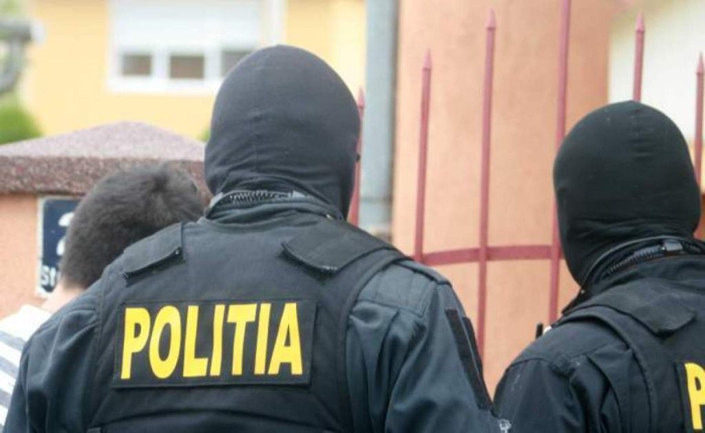 O tânără de 18 ani și un bărbat, săltați de mascați după ce au spart o casă din Valea Călugărească
