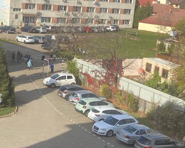 Scrisoarea cititorului/ „Primăria a desființat parcarea de la liceul de Artă, acum mașinile ocupă trotuarele, iar copiii merg pe șosea!”